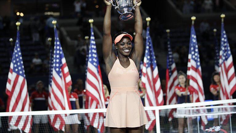 Sloane Stephens       -  Ein Pokal und ein Preisgeld von 3,7 Millionen Dollar: Sloane Stephens hat die US Open gewonnen.