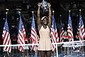 Sloane Stephens       -  Ein Pokal und ein Preisgeld von 3,7 Millionen Dollar: Sloane Stephens hat die US Open gewonnen.