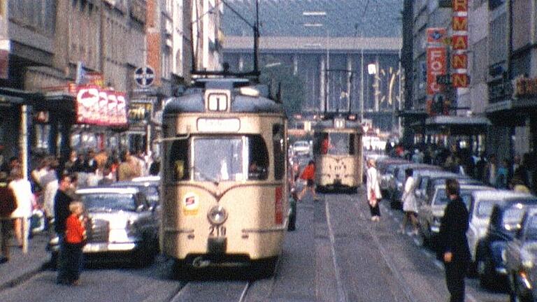 Der zweite Teil der Würzburg-DVD, der überwiegend die Jahre von 1956 bis 1970 behandelt, zeigt Szenen aus dem städtischen Leben, vom aufstrebenden Handwerk, von Weinbau und Kiliani. Ein Kapitel ist der Straßenbahn in der Stadt gewidmet.