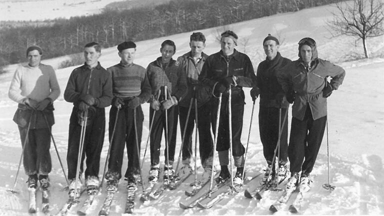 1959: Der Hang oberhalb von Wernfeld im Dirmbachtal entwickelte sich in den  50er Jahren zum Treffpunkt der Skifahrer. Der spätere Liftbetreiber Karl Vogelsang (Vierter von links) ist der Jüngste auf diesem Bild aus dem Jahr 1959.