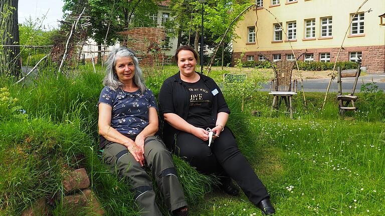 Hier ist sie zu sehen mit Tina Gast, der Abteilungsleiterin für komplementäre Therapien am BKH in Lohr.