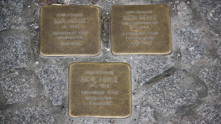 Die Gedenksteine für die ermordete Familie Henle in der Marktstraße 7 waren im Dezember 2014 die ersten in Gerolzhofen verlegten Stolpersteine.