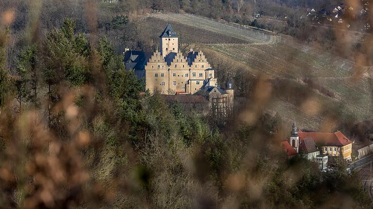 Gravitätisch thront es hoch über dem Maintal: Schloss Mainberg, Blick vom Rundweg 'Höllental und Mainblick' zwischen Schweinfurt und Mainberg.