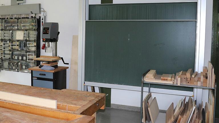 Die staatliche Berufsschule Kitzingen wird für 27 Millionen Euro generalsaniert. Ein Teil der Werkstätten kann dabei ausgelagert werden, bei anderen ist das nicht so einfach. Die staatliche Berufsschule Kitzingen wird für 27 Millionen Euro generalsaniert. Ein Teil der Werkstätten kann dabei ausgelagert werden, bei anderen ist das nicht so einfach.