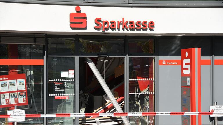Im Lohrer Ortsteil Sendelbach wurde am frühen Dienstagmorgen der Geldautomat in der Sparkassen-Filiale gesprengt. Das Landeskriminalamt ist auf der Suche nach Zeugen.