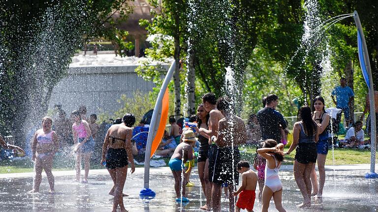 Hitze in Spanien - Temperaturen von gut über 40 Grad in manchen Teilen Spaniens plagen derzeit die Menschen. Hitze in Spanien - Temperaturen von gut über 40 Grad in manchen Teilen Spaniens plagen derzeit die Menschen.