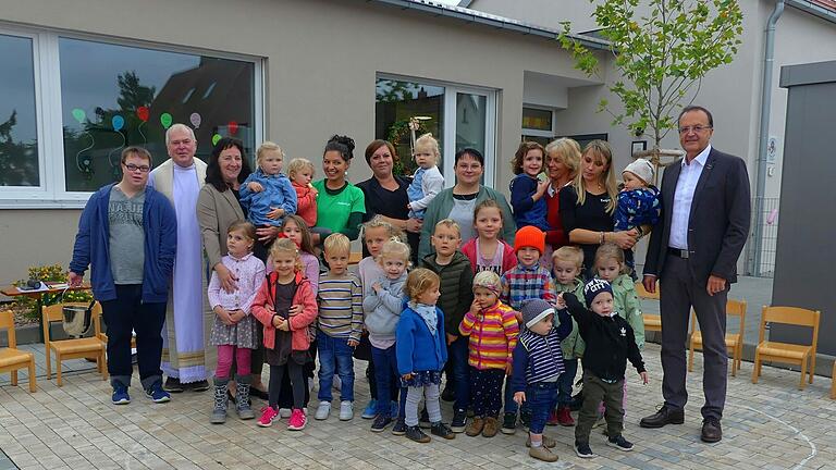 Zur offiziellen Einweihung des neuen Kindergartens in Kützberg freuten sich die Kinder und das Team von Claudia Hartmann über den guten Besuch. Pfarrer Johannes Messerer segnete das Haus, Bürgermeister Ludwig Nätscher gratulierte.