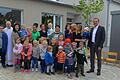 Zur offiziellen Einweihung des neuen Kindergartens in Kützberg freuten sich die Kinder und das Team von Claudia Hartmann über den guten Besuch. Pfarrer Johannes Messerer segnete das Haus, Bürgermeister Ludwig Nätscher gratulierte.