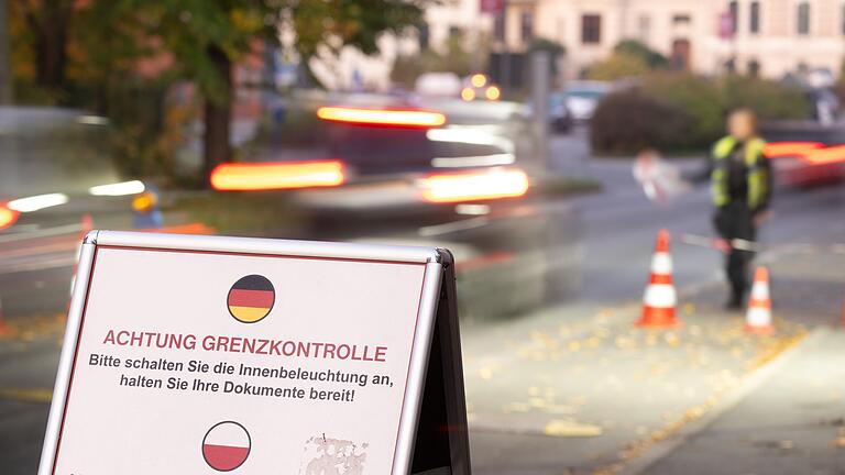 Ein Jahr stationäre Grenzkontrollen in Sachsen - An der deutsch-polnischen Grenze wird seit gut einem Jahr kontrolliert. (Archivfoto) Ein Jahr stationäre Grenzkontrollen in Sachsen - An der deutsch-polnischen Grenze wird seit gut einem Jahr kontrolliert. (Archivfoto)