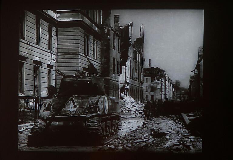Die Theresienstraße in Schweinfurt beim Einmarsch Amerikaner. Die Theresienstraße in Schweinfurt beim Einmarsch Amerikaner. 