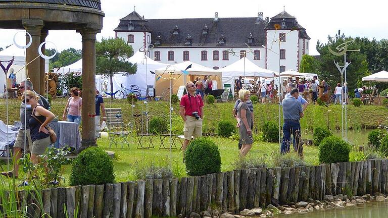 Gartenträume: Der Blick vom See auf den mit Ausstellern gefüllten Landschaftsgarten und das Schloss Walkershofen. Gartenträume: Der Blick vom See auf den mit Ausstellern gefüllten Landschaftsgarten und das Schloss Walkershofen.