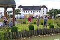 Gartenträume: Der Blick vom See auf den mit Ausstellern gefüllten Landschaftsgarten und das Schloss Walkershofen.
