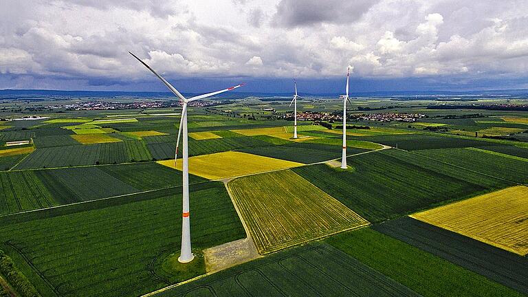 Der Betreiber ist damit zufrieden, wie der Windpark bei Brünnstadt läuft. Rechnerisch können 17 000 Menschen mit dem hier erzeugten grünen Strom pro Jahr versorgt werden. Zugleich werden auf diese klimaschonende Weise rund 15 000 Tonnen Kohlendioxid pro Jahr eingespart. Der Betreiber ist damit zufrieden, wie der Windpark bei Brünnstadt läuft. Rechnerisch können 17 000 Menschen mit dem hier erzeugten grünen Strom pro Jahr versorgt werden. Zugleich werden auf diese klimaschonende Weise rund 15 000 Tonnen Kohlendioxid pro Jahr eingespart.