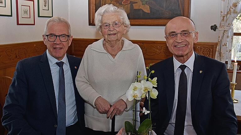 Margareta „Gretel“ Brehm aus Haßfurt feierte am vergangenen Samstag ihren 102. Geburtstag. Dazu gratulierten auch Landrat Wilhelm Schneider (rechts) und Bürgermeister Günther Werner. Margareta „Gretel“ Brehm aus Haßfurt feierte am vergangenen Samstag ihren 102. Geburtstag. Dazu gratulierten auch Landrat Wilhelm Schneider (rechts) und Bürgermeister Günther Werner.