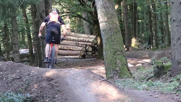 Der Flowtrail Kreuzberg bei Bischofsheim ist eine gebaute Abfahrtsstrecke für Mountainbiker. Der Flowtrail Kreuzberg bei Bischofsheim ist eine gebaute Abfahrtsstrecke für Mountainbiker.