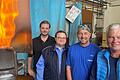 Eine Glühkerze (links im Bild) entzündet entweichende Prozessgase in der SKF-Härterei. Über diese gassparende Innovation freuen sich (von links) Sebastian Lösch, Daniel Weimann, Udo Benz und Hermann Schmitt, die an Idee und Umsetzung beteiligt waren.