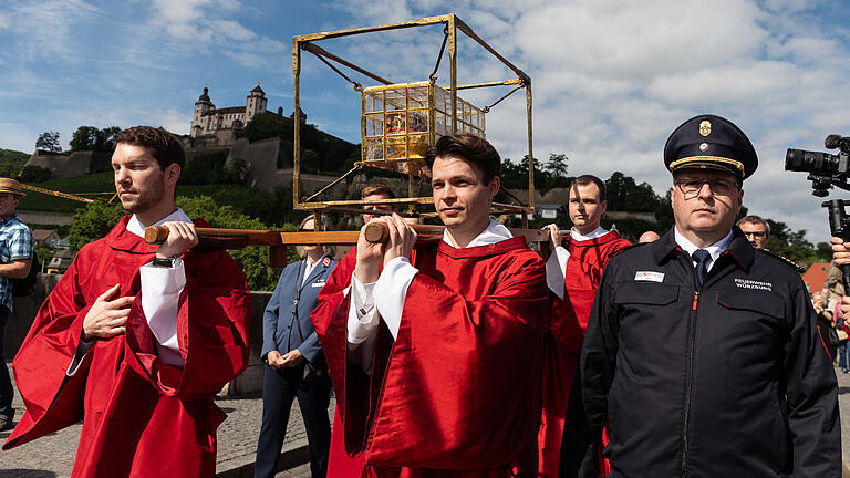 Kiliani-Reliquienprozession       -  Zahlreiche Menschen ziehen am Sonntagmorgen (07.07.24) im Rahmen der Reliquienprozession in der Innenstadt in Würzburg von der Pfarrkirche Sankt Burkard in den Kiliansdom.