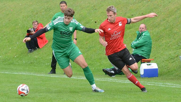 Den Ball im Blick: Luis Schlicker vom SV Kürnach und Birkenfelds Torjäger Peter Schebler (rechts).