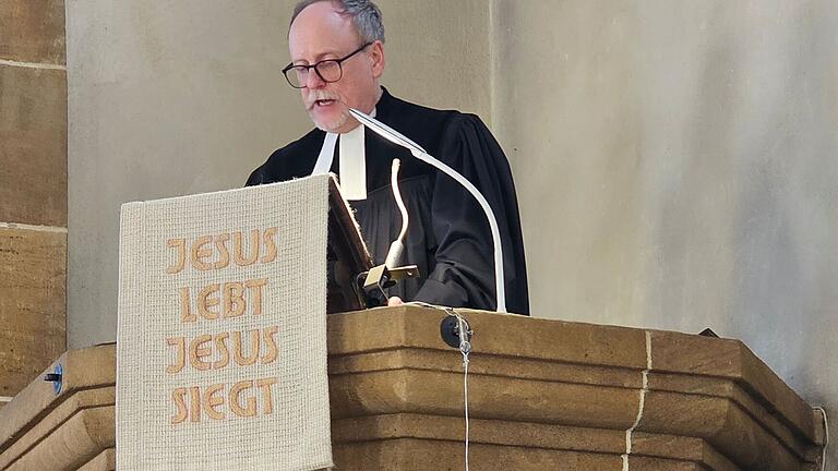 Letztmals offiziell auf der Kanzel des Gotteshauses in Altenstein: Pfarrer Stefan Köttig bei seiner Abschiedspredigt. Letztmals offiziell auf der Kanzel des Gotteshauses in Altenstein: Pfarrer Stefan Köttig bei seiner Abschiedspredigt.