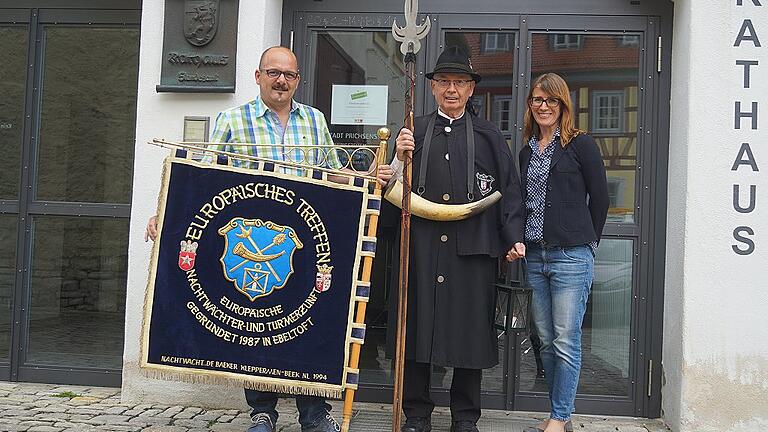 Nächstes Jahr zu Christi Himmelfahrt werden gut 100 Nachtwächter und Türmer aus ganz Europa ihr jährliches Treffen in Prichsenstadt abhalten. Bürgermeister René Schlehr (links, mit der offiziellen Standarte), Nachwächter Hermann Schloßnagel und Simone Geißel tüfteln schon emsig am viertägigen Programm. Nächstes Jahr zu Christi Himmelfahrt werden gut 100 Nachtwächter und Türmer aus ganz Europa ihr jährliches Treffen in Prichsenstadt abhalten. Bürgermeister René Schlehr (links, mit der offiziellen Standarte), Nachwächter Hermann Schloßnagel und Simone Geißel tüfteln schon emsig am viertägigen Programm.