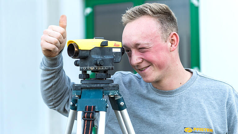 Auf der Erfolgsspur: Dominik Schottroff beim Nivellieren auf der Baustelle. Auf der Erfolgsspur: Dominik Schottroff beim Nivellieren auf der Baustelle.