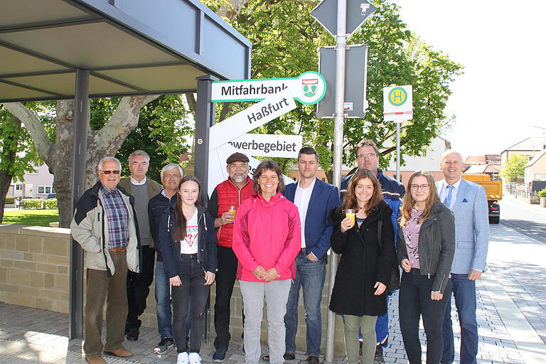 Bei einem Bürgerforum des Bündnisses entstand das Projekt &quot;Mitfahrbänke&quot; zur Verbesserung der Mobilität, das im Jahr 2019 umgesetzt wurde. Mit im Bild Bürgermeister Stefan Paulus (rechts) und Bündniskoordinator Thomas Zettelmeier (siebter von links).
