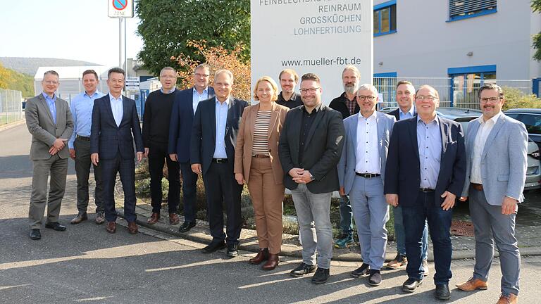 Die Mitglieder des IHK-Gremialausschusses mit Frammersbachs Bürgermeister Christian Holzemer (rechts).