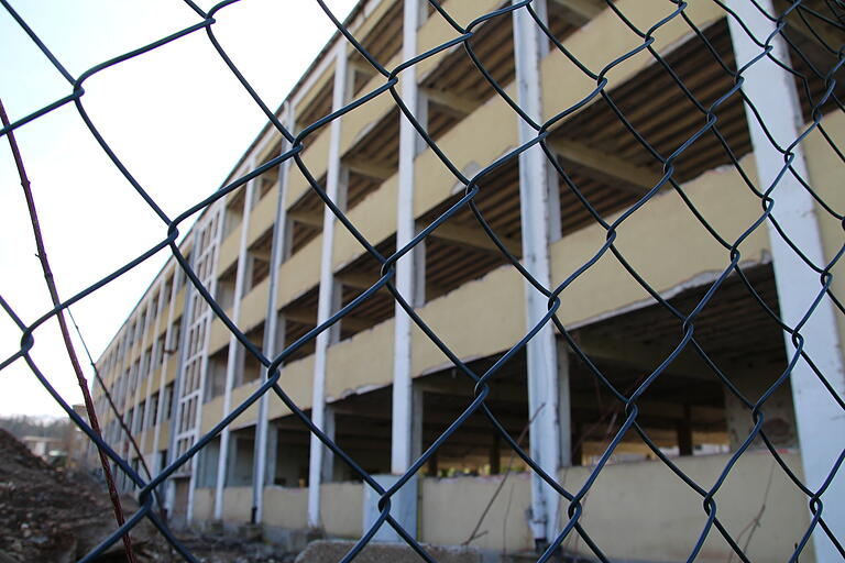 Zuletzt wurde das Hauptgebäude komplett entkernt. Zurück bleibt ein leerer Stahlbeton-Skelettbau.