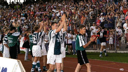 Die Waldberger Spieler bedanken sich bei ihren Fans, die aus Rhön und Grabfeld gekommen waren, für ihre Unterstützung.       -  Die Waldberger Spieler bedanken sich bei ihren Fans, die aus Rhön und Grabfeld gekommen waren, für ihre Unterstützung.