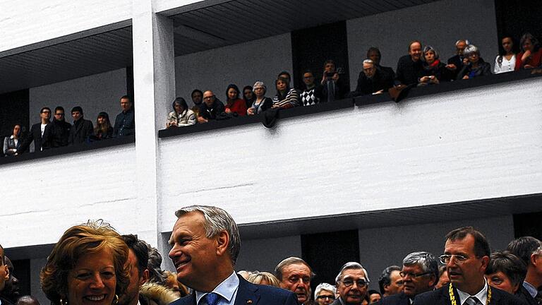 Herzlicher Empfang an der Universität: Jean-Marc Ayrault und seine Ehefrau Brigitte Terrien. Rechts: Unipräsident Alfred Forchel. Herzlicher Empfang an der Universität: Jean-Marc Ayrault und seine Ehefrau Brigitte Terrien. Rechts: Unipräsident Alfred Forchel.