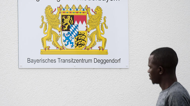 Nach der Bundestagswahl - Deggendorf       -  Ein Mann geht in Deggendorf am Bayerischen Transitzentrum Deggendorf vorbei.