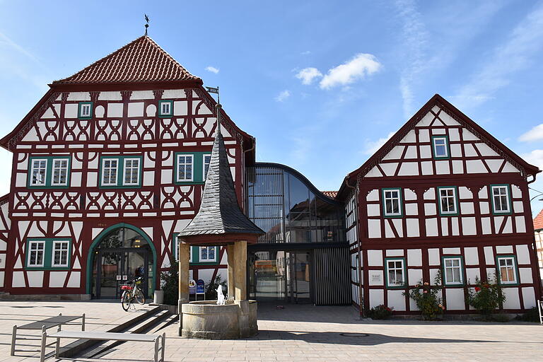 Stadtlauringen gilt als Vorzeigegemeinde im Hinblick auf seine gelungene Ortskernsanierung. Viel saniertes Fachwerk, wie zum Beispiel rund um den Rathausplatz,&nbsp; ist da nur ein Beispiel. Dazu gesellen sich unter anderem der Kunsthandwerkerhof oder der aufwändig sanierte Schüttbau.