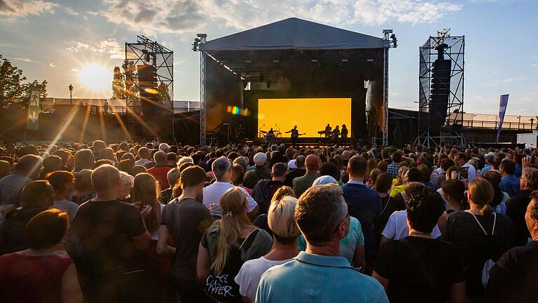 Kitzingen kann auch groß: Das Konzert mit Michael Patrick lockte im Juni 2023 2500 Besucher auf den Bleichwasen.