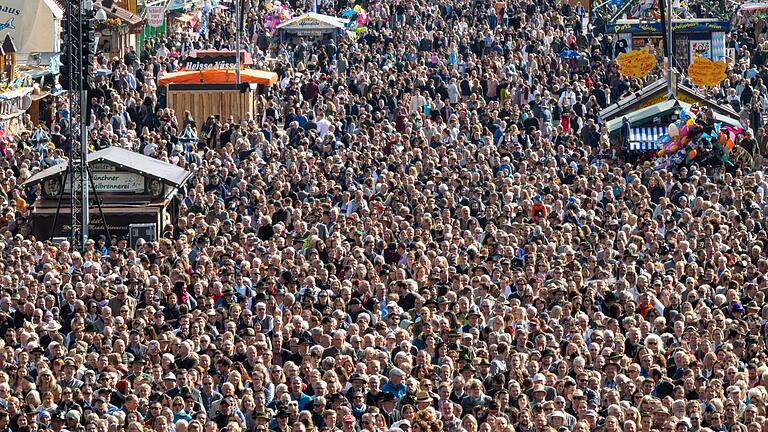 189. Münchner Oktoberfest       -  An die 500 000 Menschen drängen an besonders gut besuchten Wiesntagen auf dem Festgelände.