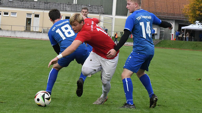 Ballgeflüster       -  Weil nicht nur Luka Maric (Bildmitte) wie in dieser Szene aus dem Spiel gegen den TSV Trappstadt wirbelt, dominiert der FC 06 Bad Kissingen aktuell die Bezirksliga. Ausgerechnet eine Spielabsage sorgte rund um den Sportpark zuletzt für Aufregung.