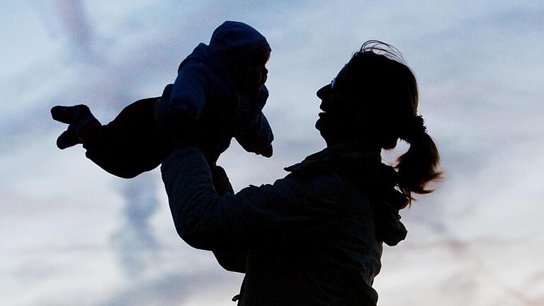 Mutterkind.jpeg       -  Wer plant, ganz viele Kinder zu haben, wird sich mitunter umschauen, wie sich eine solche große Familie finanzieren lässt. Wichtige Säule dürfte das Kindergeld sein.