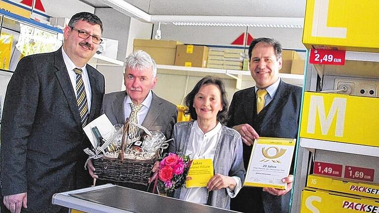 Hier geht die Post ab: (von links) Zweiter Bürgermeister Thomas Obert, Tankstellenbetreiber Winfried Marterstock mit seiner Frau Christine sowie Robert Schäfer, Vor-Ort-Betreuer der Post.