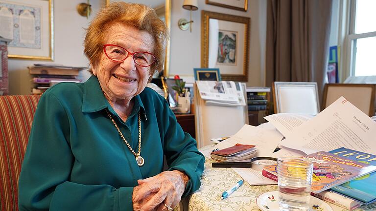 Ruth Westheimer, Sexualberaterin und Holocaust-Überlebende. Ein Interview mit ihr muss kein Tabu für Kinder bleiben. Es bietet die Chance zu Gesprächen mit dem Nachwuchs.