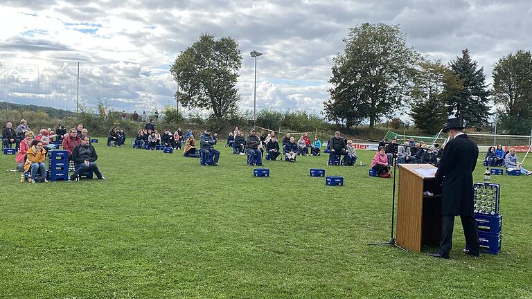 Als 'Notnaachelpredicher' sah sich Thomas Beer bei der Kirchweihpredigt und sein Publikum nahm auf dem Sportplatz auf Bierkisten Platz. Als 'Notnaachelpredicher' sah sich Thomas Beer bei der Kirchweihpredigt und sein Publikum nahm auf dem Sportplatz auf Bierkisten Platz.