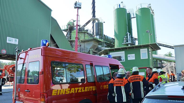 Ein Großeinsatz für die Landkreis-Feuerwehren hat im Juni 2013 eine Verpuffung im Asphaltmischwerk in Schwarzenau ausgelöst. Einsatzleiter damals war Kreisbrandrat Roland Eckert (Dritter von links).