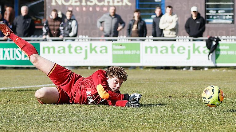 Musste in Erlangen fünfmal hinter sich greifen: Sands junger Keeper Nils Nigbur (hier bei einer Parade im Spiel beim Würzburger FV ) traf bei allen Gegentreffern allerdings keine Schuld.