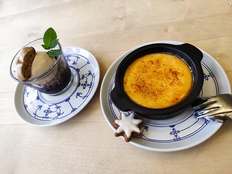 Kardamom-Crème-Brûlée mit Brombeerröster und Lebkucheneiscreme. Kardamom-Crème-Brûlée mit Brombeerröster und Lebkucheneiscreme.