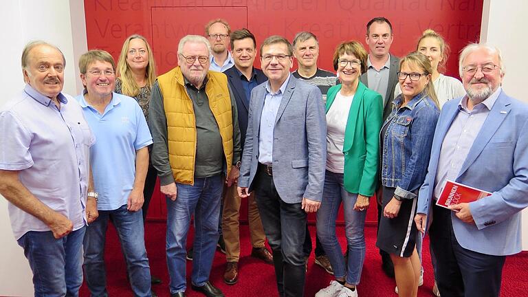 Die Jury (von links): Rainer Griebl (VWS), Christoph Hoffmann (VWS-Präsident), Gabi Reupke (Main-Post) Albrecht Ponnath (VWS), Jens Röder (Fachbereichsleiter Sport Stadt Würzburg), Stefan Hebig (Sparkasse Mainfranken), Torsten Schleicher (Redaktionsleiter Würzburg Main-Post), Peter Pfeuffer (VWS), Christa Öchsner (BLSV-Kreisfrauenvertreterin WÜ-Land), Gerd Scheuermann (Vertreter Sport-Jugend), Sandra Handke (Sportreferentin LRA Würzburg), Carolin Münzel (Redaktionsleiterin Sport Main-Post) und Helmut Radler (BLSV-Kreisvorsitzender).