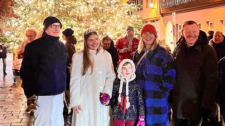 Stadtmarketing Ochsenfurt vertreten durch Joachim Beck und Julia Moutschka mit der Ochsenfurter Zuckerfee und Bürgermeister Peter Juks zum Lichterglanz.