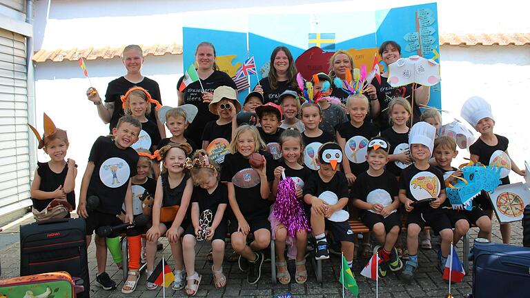 Im Bild: Katharina Schneider, Jasmine Hoffart, Julia Heuler (Kindergartenleitung), Susanne Henkel, Melina Elflein, Kindergartenkinder.