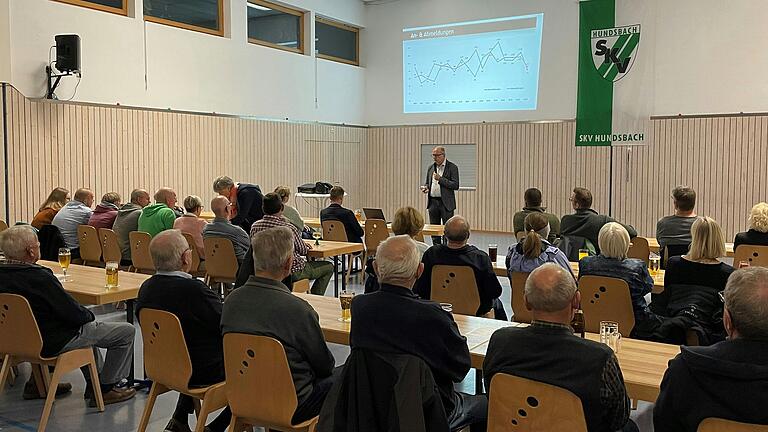 Alle Augen sind auf Bürgermeister Achim Höfling gerichtet. Was gibt es Neues in Hundsbach?