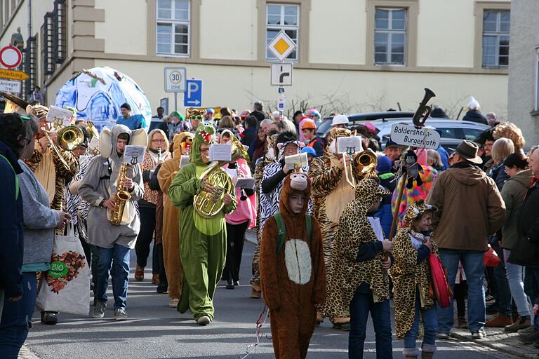 Mehr als 400 Menschen liefen bei dem Zug mit und mehrere Tausend Menschen schauten am Straßenrand zu. Mehr als 400 Menschen liefen bei dem Zug mit und mehrere Tausend Menschen schauten am Straßenrand zu. 