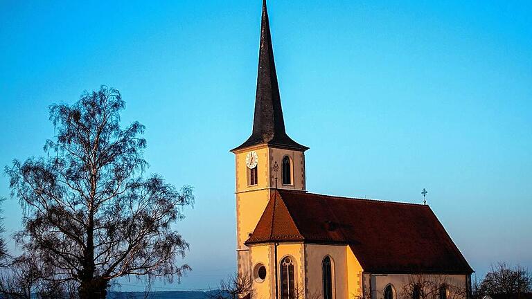 Das letzte Abendlicht hat Peter Knoblauch aus Giebelstadt in seinem Bild von der Allersheimer Kirche eingefangen.