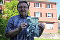 Wilfried Vonhausen mit 69 vor dem Haus in der Gartenstadt,  wo er  im Jahr 1953 als fünf Jahre alter Junge auf einem Motorrad saß.