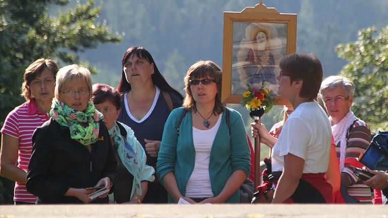 254 Stufen müssen die Wallfahrer erklimmen, bevor sie die Kirche auf dem Berg erreichen. Fotos: Ulrike Müller       -  254 Stufen müssen die Wallfahrer erklimmen, bevor sie die Kirche auf dem Berg erreichen. Fotos: Ulrike Müller